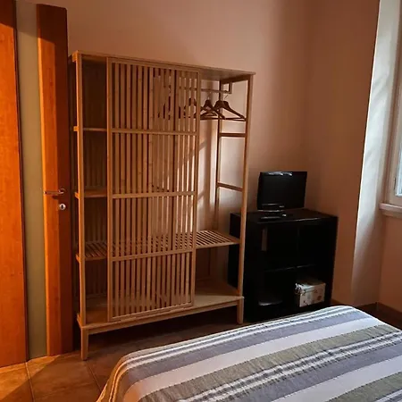 Night And Day Apartment Rom