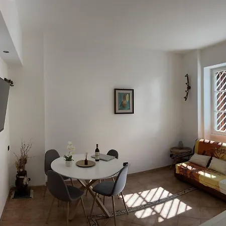 Apartment Night And Day *