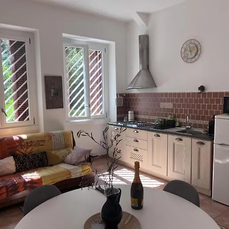 Night And Day Apartment Rom